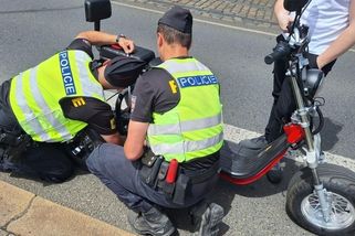 Praha a policie bojují s nelegální eleketromobilitou - Novinky